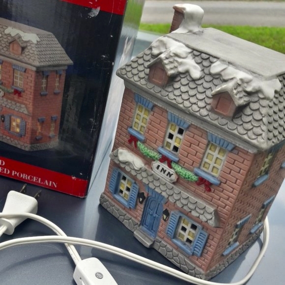 Lighted Christmas House NWT Hotel Inn Hand Painted Porcelain New in Box - Picture 7 of 16